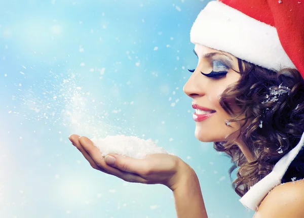 Julflicka.Vinter kvinna blåser snö — Stockfoto