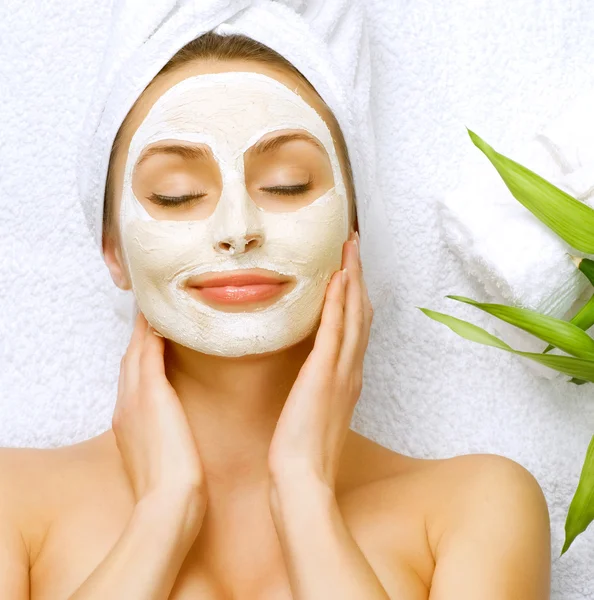 Spa Mujer aplicando mascarilla facial de arcilla. Tratamientos de belleza — Foto de Stock