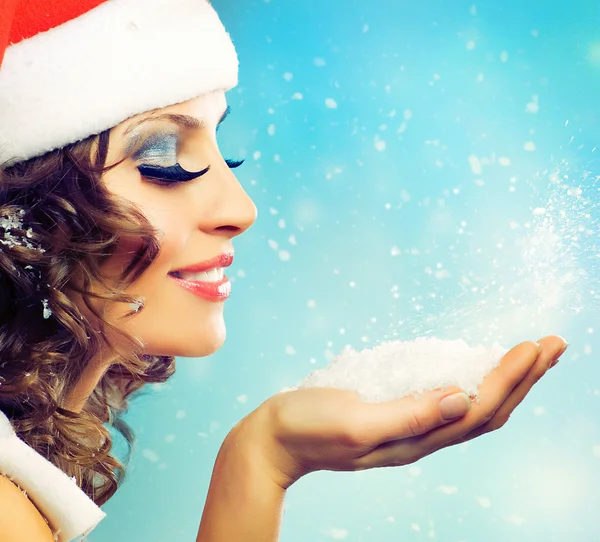 Julflicka.Vinter kvinna blåser snö — Stockfoto
