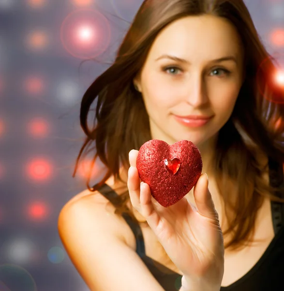 Hermosa chica con corazón de San Valentín — Foto de Stock