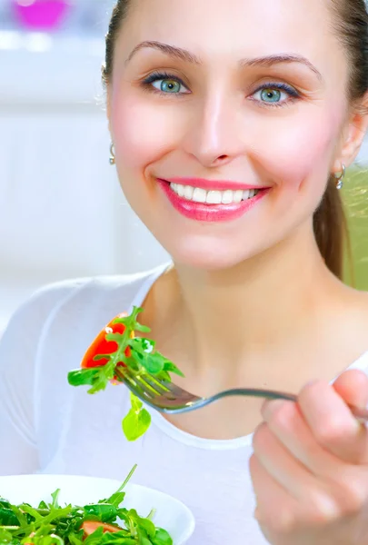 Dieta. Mujer joven saludable comiendo ensalada de verduras — Foto de Stock