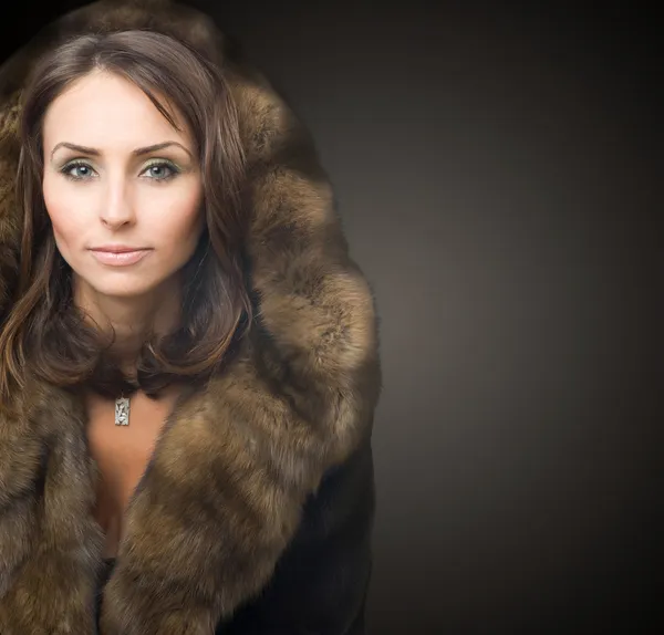 Beautiful Young Woman In Luxury Mink Coat — Stok fotoğraf