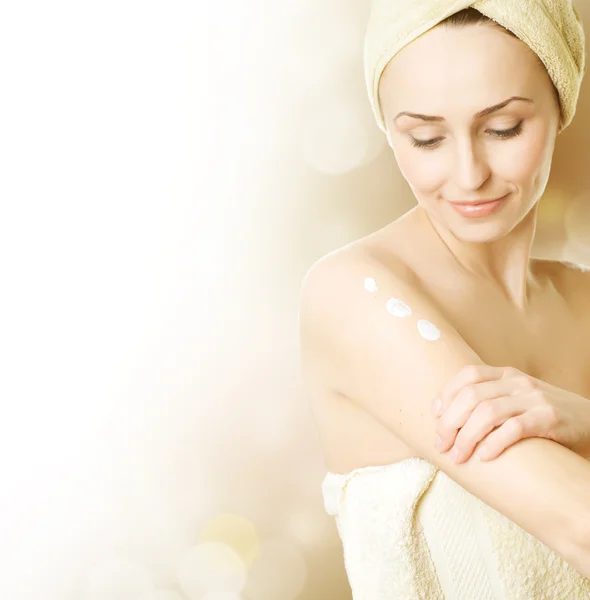 Schöne junge Frau Anwendung Feuchtigkeitscreme. Hautpflegekonzept — Stockfoto
