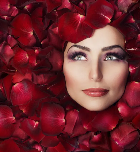 Piękna kobieta twarzy i płatki róży. Doskonałej skóry — Zdjęcie stockowe