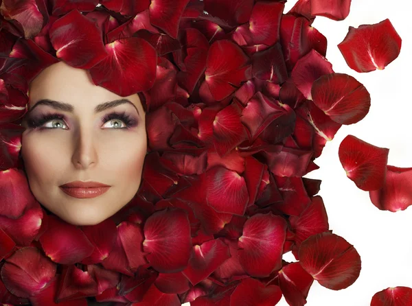 Bellissimo viso di donna e petali di rosa. Pelle perfetta — Foto Stock