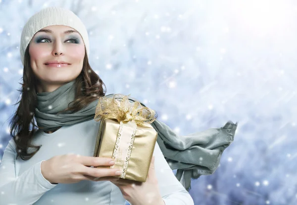 Красивая счастливая девушка с рождественским подарком. Снег — стоковое фото