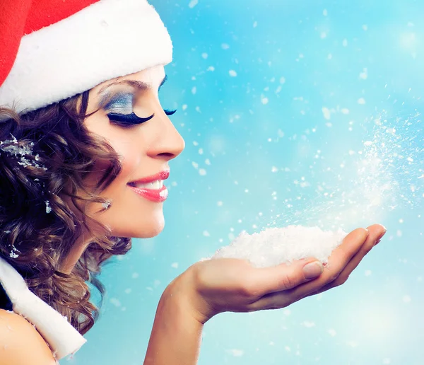 Χριστούγεννα κορίτσι.Χειμωνιάτικη γυναίκα φυσάει χιόνι — Φωτογραφία Αρχείου