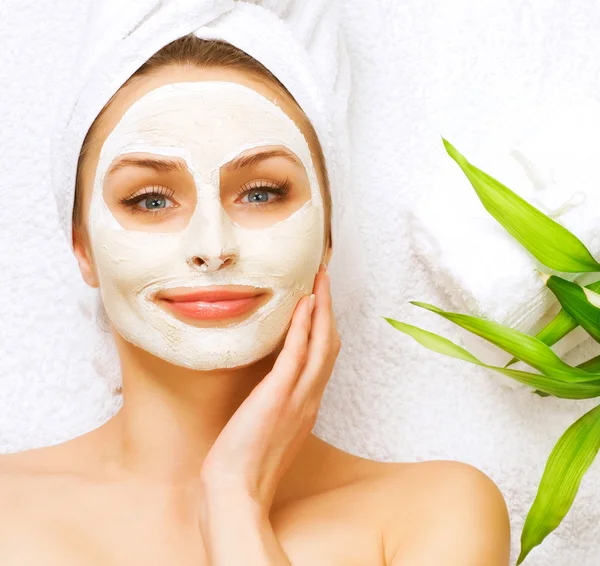 Spa Mujer aplicando mascarilla facial de arcilla. Tratamientos de belleza —  Fotos de Stock