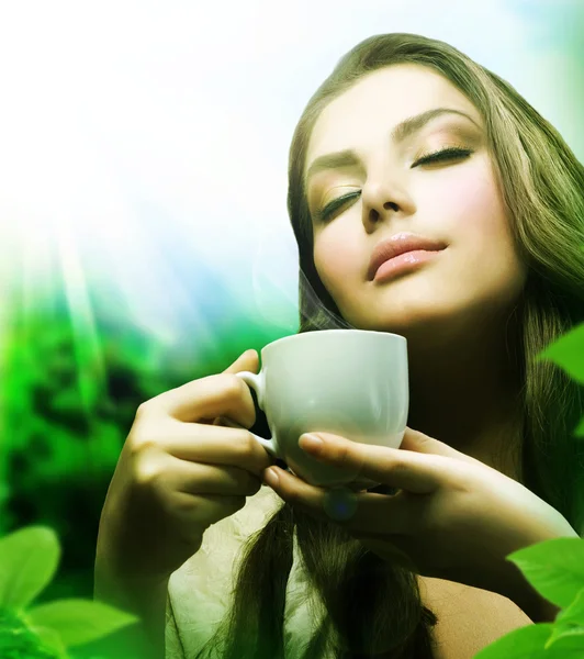 Menina bonita bebendo chá verde saudável. Cuidados de saúde ou ervas — Fotografia de Stock