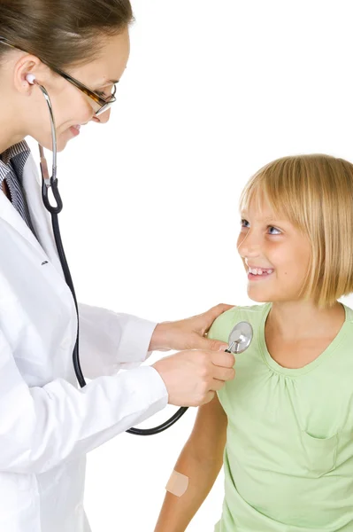 Arzt untersucht kleines Mädchen — Stockfoto