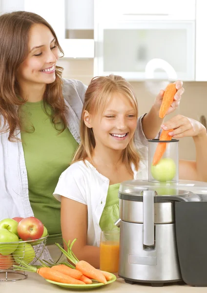 Šťastná matka s dcerou, jíst zdravé jídlo. kuchyně. zdravé — Stock fotografie