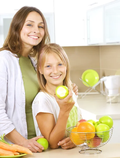 Gelukkig moeder met dochter gezond eten. dieet. gezonde ea — Stockfoto