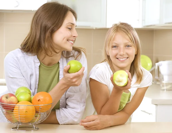 Madre feliz con hija comiendo comida saludable. Dieta. Ea saludable —  Fotos de Stock