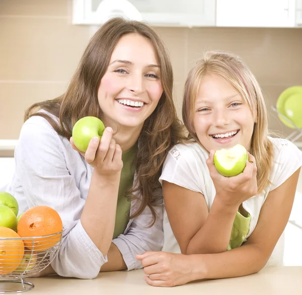 Glad familj mamma med sin dotter äta hälsosam mat. kost. — Stockfoto
