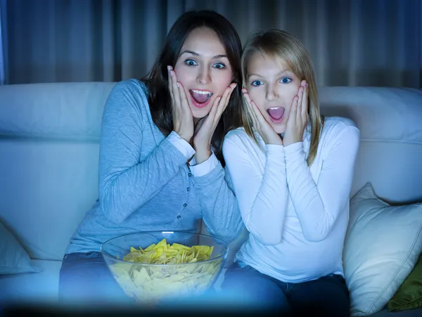 Mamma med dotter tittar på tv .true känslor — Stockfoto