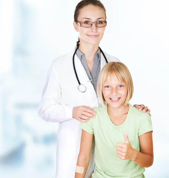 Första hjälpen. läkare och glad liten barn flicka — Stockfoto
