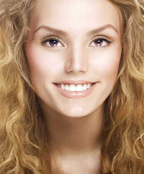 Szép egészséges mosolygó lány arca. göndör haj és egészség — Stock Fotó