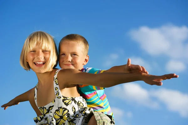 Glada barn. syster och bror utomhus — Stockfoto