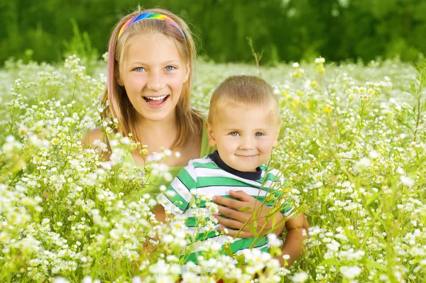 Gelukkig familie zus en broer buitenshuis — Stockfoto