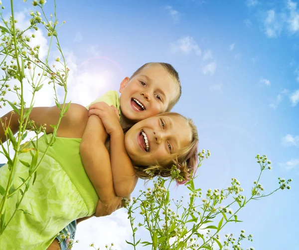 Glad kids.sister och bror outdoor.family — Stockfoto