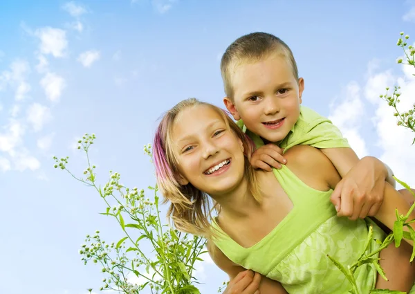 Šťastné kids.sister a bratr outdoor.family — Stock fotografie
