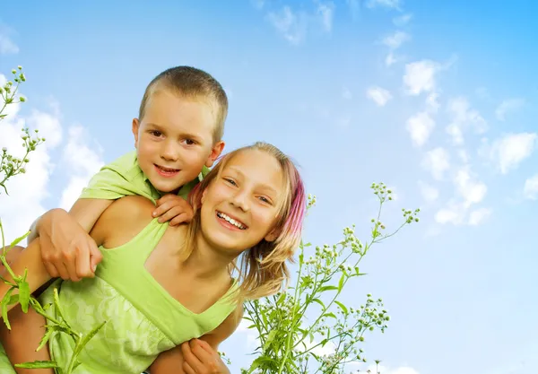 Glad kids.sister och bror outdoor.family — Stockfoto