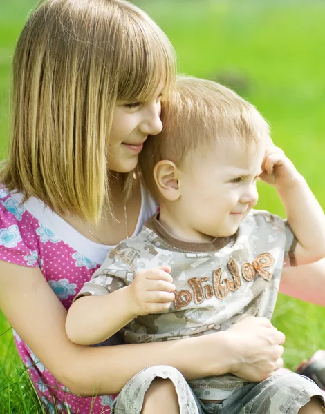 Šťastné děti. sestra a bratr venkovní — Stock fotografie