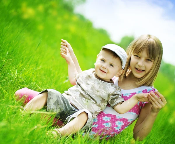 Glückliche Kinder. Schwester und Bruder im Freien — Stockfoto