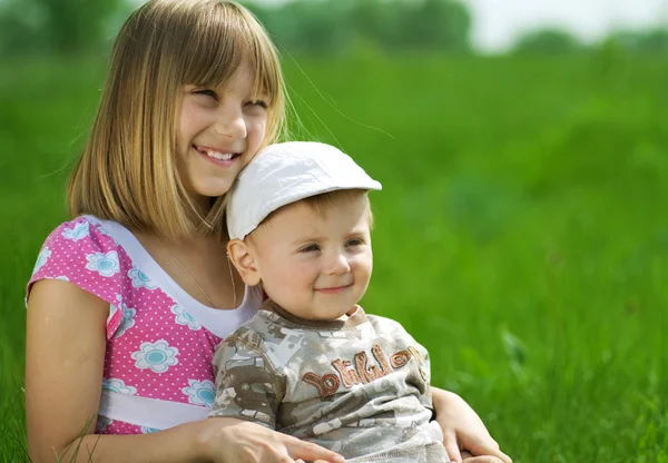 Niños felices. Hermana y hermano al aire libre —  Fotos de Stock
