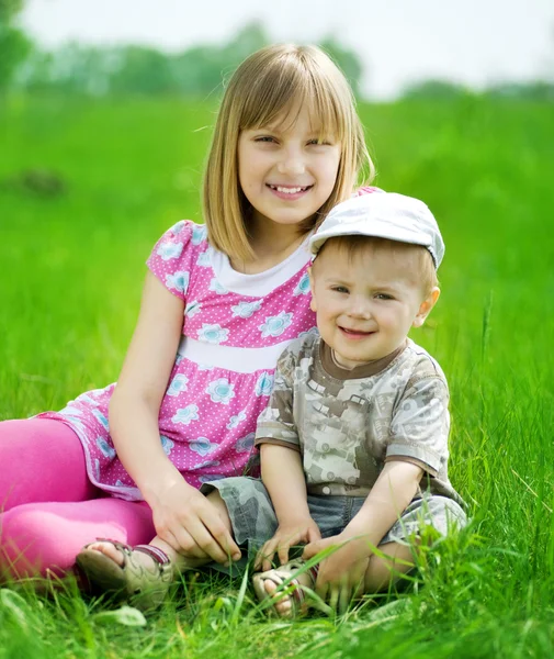 Gelukkige jonge geitjes. zus en broer buiten — Stockfoto