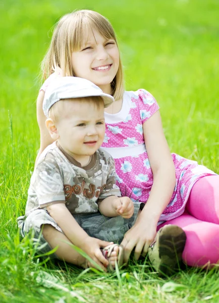 Miúdos felizes. Irmã e irmão ao ar livre — Fotografia de Stock