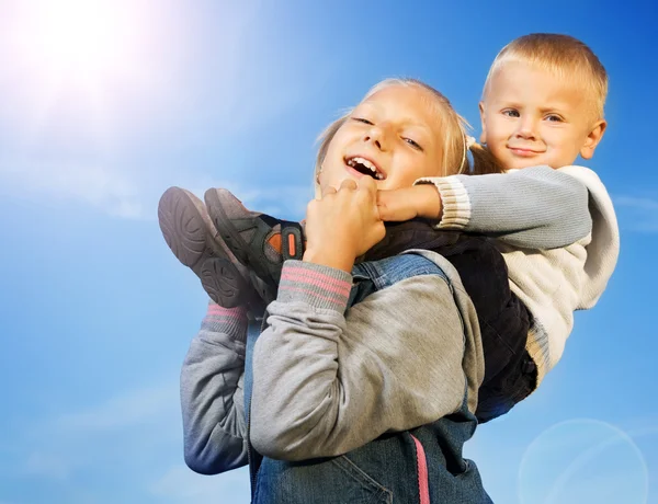 Niños felices. Hermana y hermano divirtiéndose al aire libre —  Fotos de Stock