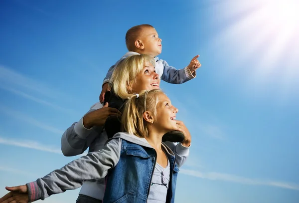 Famille saine en plein air. Mère heureuse avec des enfants sur le ciel bleu — Photo