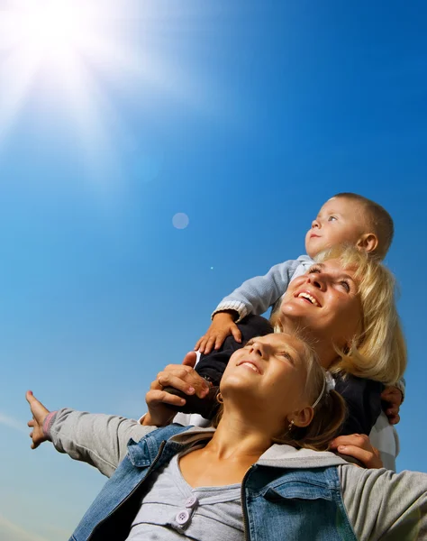 Zdrowych, rodzinnych odkryty. Szczęśliwa matka z dziećmi nad niebieski niebo — Zdjęcie stockowe