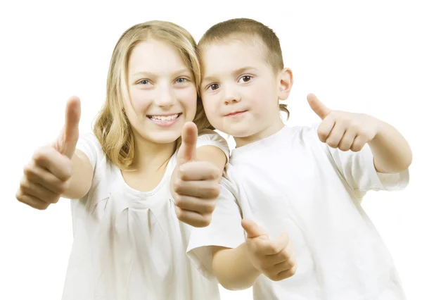 Šťastné děti sestra a bratr s palec nahoru. — Stock fotografie