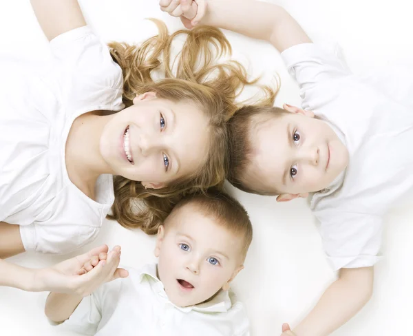 Miúdos. Feliz família sorridente sobre branco — Fotografia de Stock