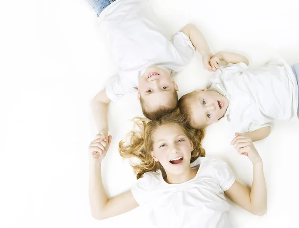 Kinderen. gelukkig lachend familie over Wit — Stockfoto
