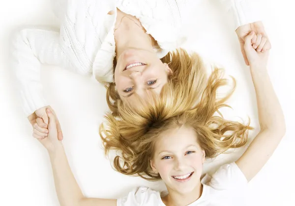 Gelukkig moeder met tiener dochter over Wit — Stockfoto