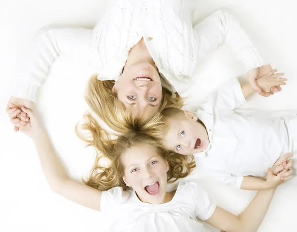 Семья. Мать с детьми в белом — стоковое фото