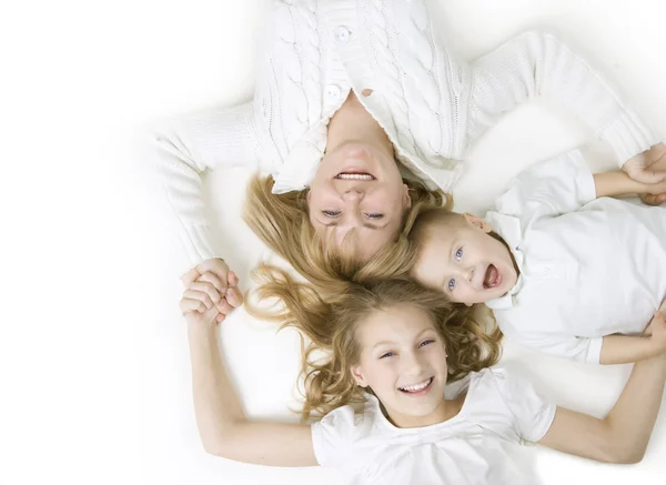 Familie. Mutter mit Kindern in Weiß — Stockfoto