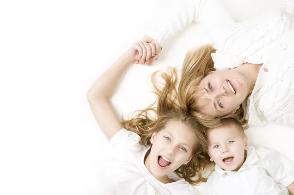 Šťastná rodina. Matka s dětmi nad bílou — Stock fotografie