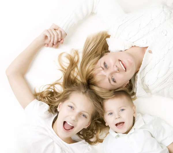 Szczęśliwa rodzina. Matka z dziećmi na białym — Zdjęcie stockowe