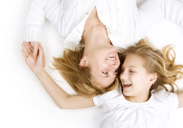 Mutlu Aile. Annesi genç kızıyla beyazın üstünde — Stok fotoğraf