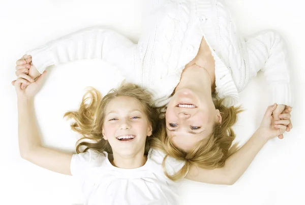 Una famiglia felice. Madre con adolescente Figlia su bianco — Foto Stock