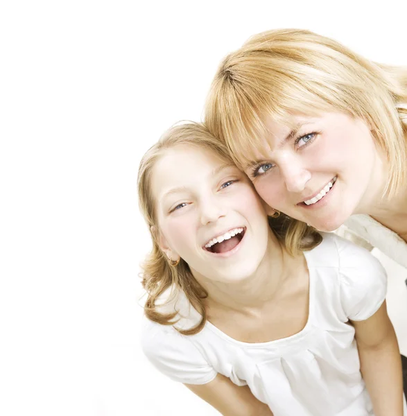 Μητέρα με την έφηβη κόρη σας πάνω από το λευκό. ευτυχισμένη οικογένεια — Φωτογραφία Αρχείου