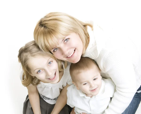 Çocuklar ile anne. gülümseyen aile beyaz bitti — Stok fotoğraf