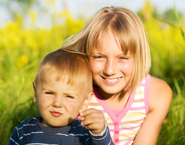 Feliz hermana y hermano al aire libre —  Fotos de Stock