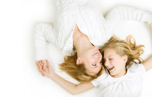 Mère heureuse avec fille sur blanc — Photo