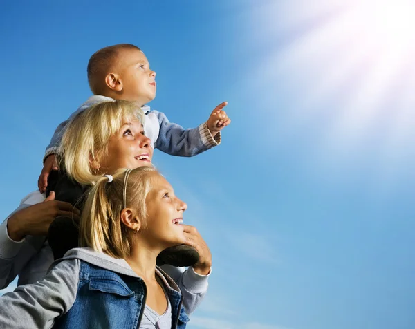 Familia sana al aire libre. Madre feliz con los niños sobre el cielo azul —  Fotos de Stock