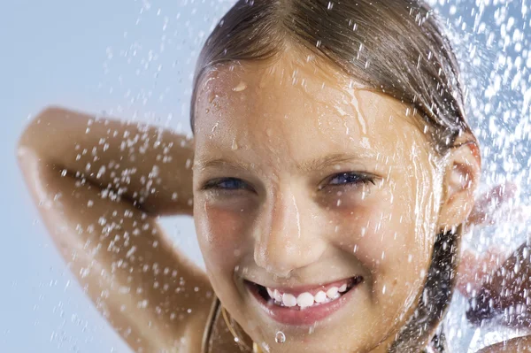 Дівчинка-підліток приймаючи душ. лазня. Ліцензійні Стокові Зображення